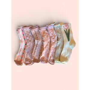 Set of 7 Women's Floral and Patterned Socks - Lot 18
